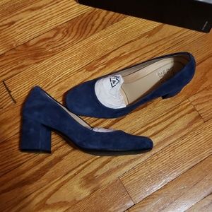 naturalizer whitney pump navy